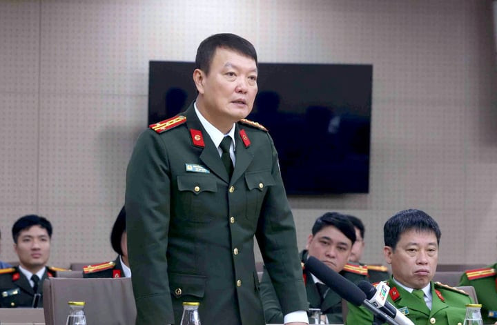 Đại tá Nguyễn Bá Tuấn, Phó Cục trưởng Cục Quản lý Xuất nhập cảnh thông tin tại họp báo.