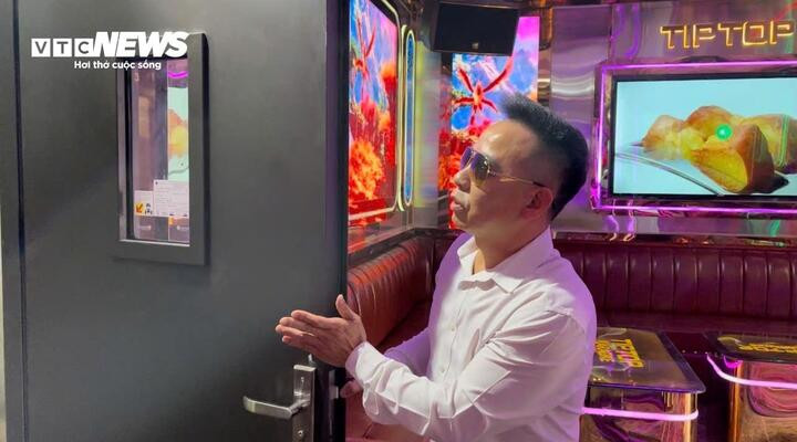 Chủ quán karaoke Tip Top giới thiệu về các trang bị chống cháy mới được đầu tư.