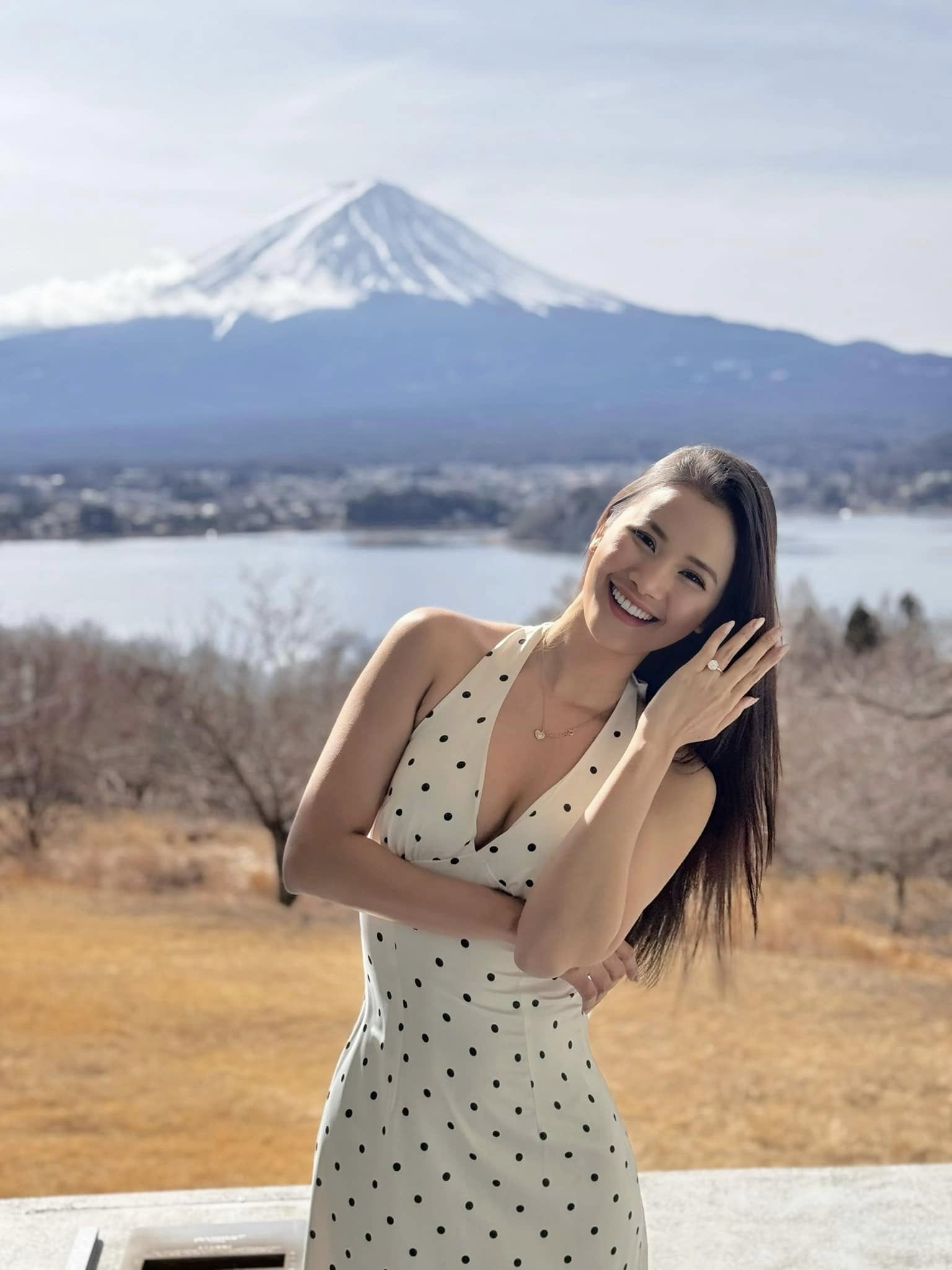 HOT: Á hậu Miss Universe Vietnam được cầu hôn, nhẫn kim cương