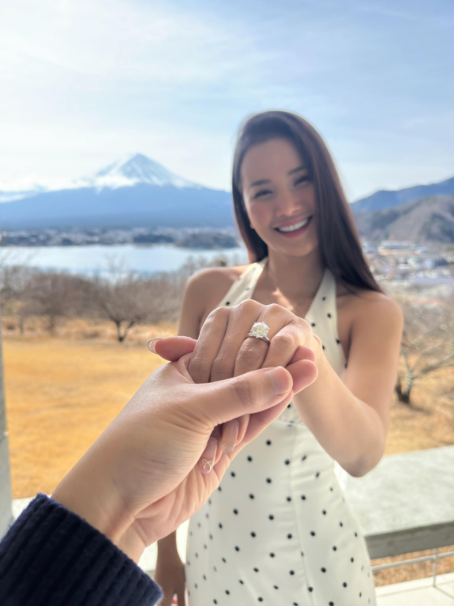 HOT: Á hậu Miss Universe Vietnam được cầu hôn, nhẫn kim cương