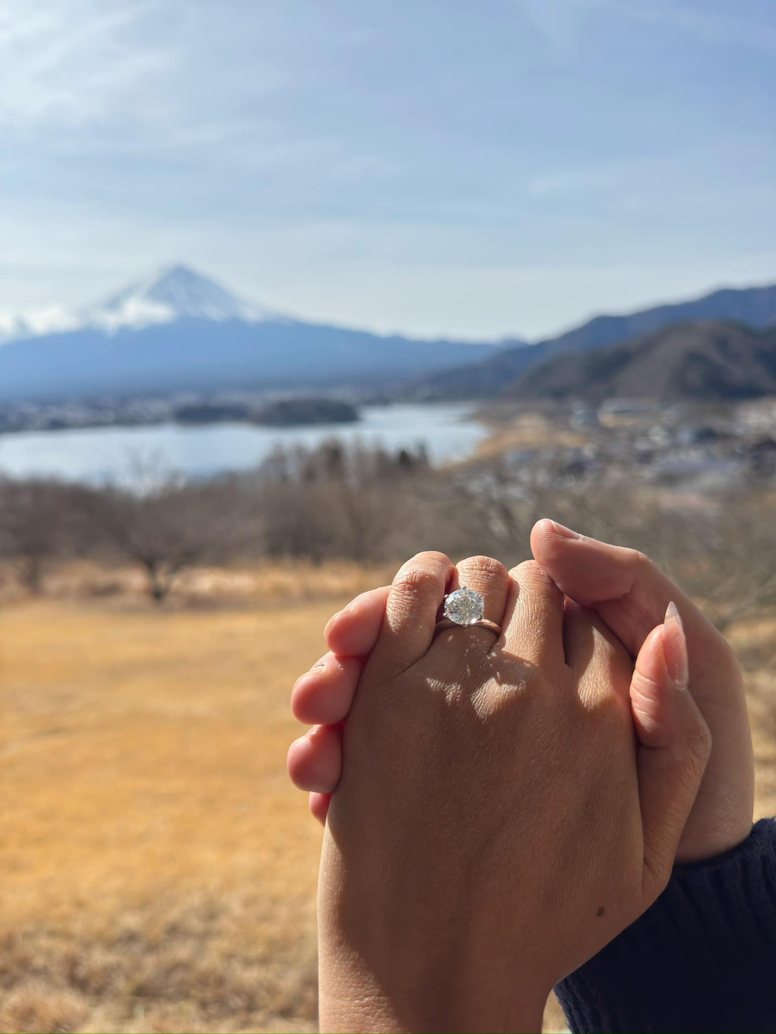 HOT: Á hậu Miss Universe Vietnam được cầu hôn, nhẫn kim cương