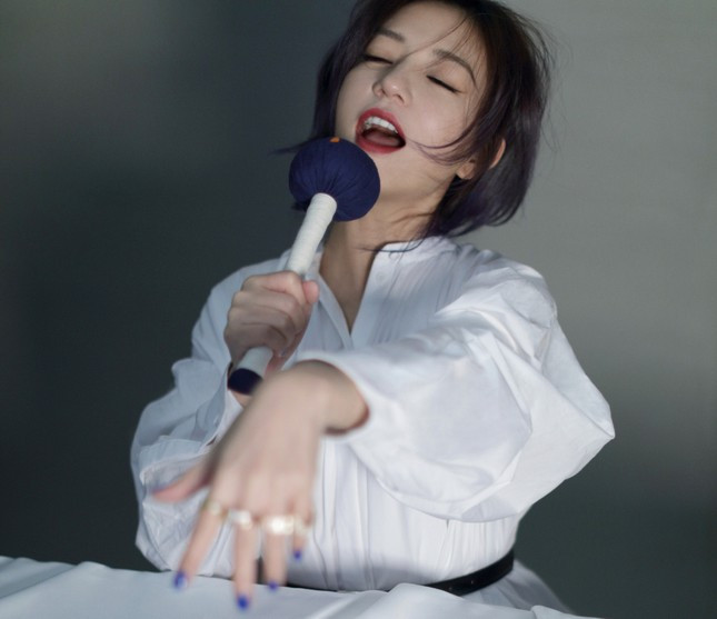 Động thái lạ của Triệu Vy ảnh 1