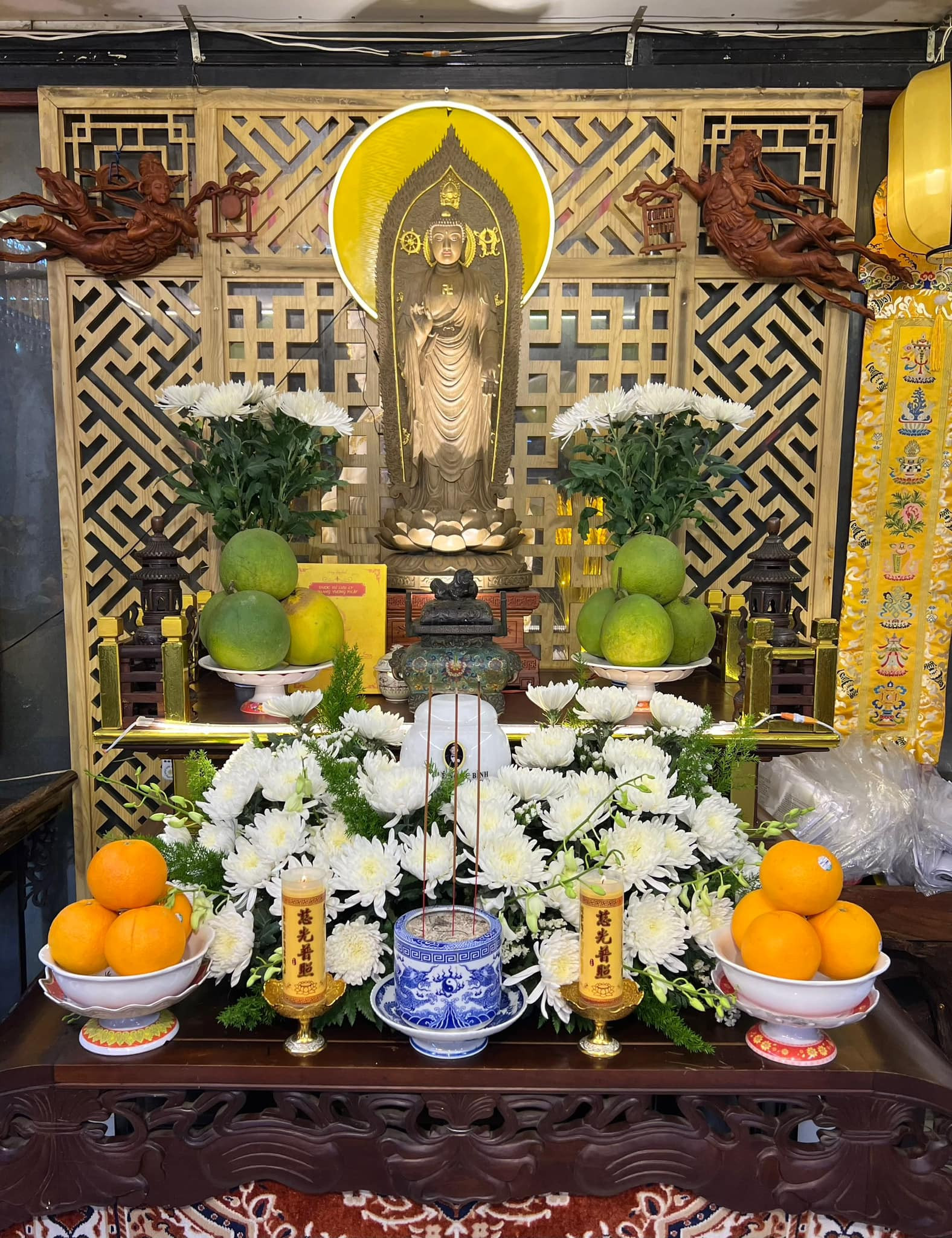 Lâm Khánh Chi bật khóc, dàn nghệ sĩ Việt và khán giả ngậm ngùi tiễn đưa Quý Bình về nơi an nghỉ cuối cùng- Ảnh 1.