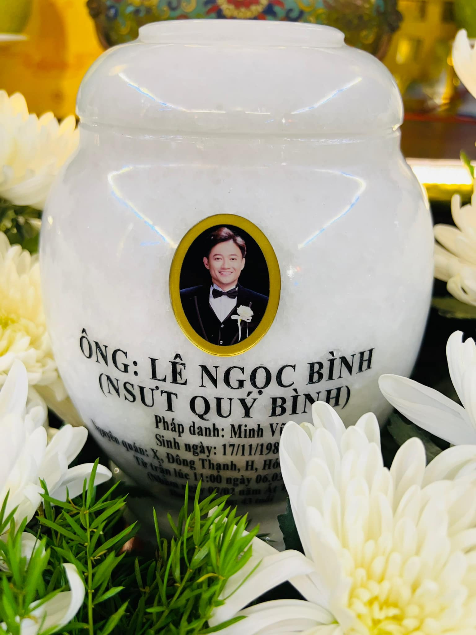 Lâm Khánh Chi bật khóc, dàn nghệ sĩ Việt và khán giả ngậm ngùi tiễn đưa Quý Bình về nơi an nghỉ cuối cùng- Ảnh 2.