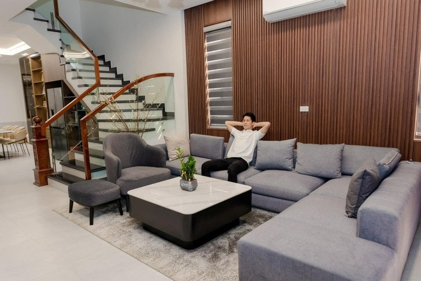 Trong phòng khách, nam cầu thủ đặt bộ sofa lớn, tiện nghi và thoải mái.