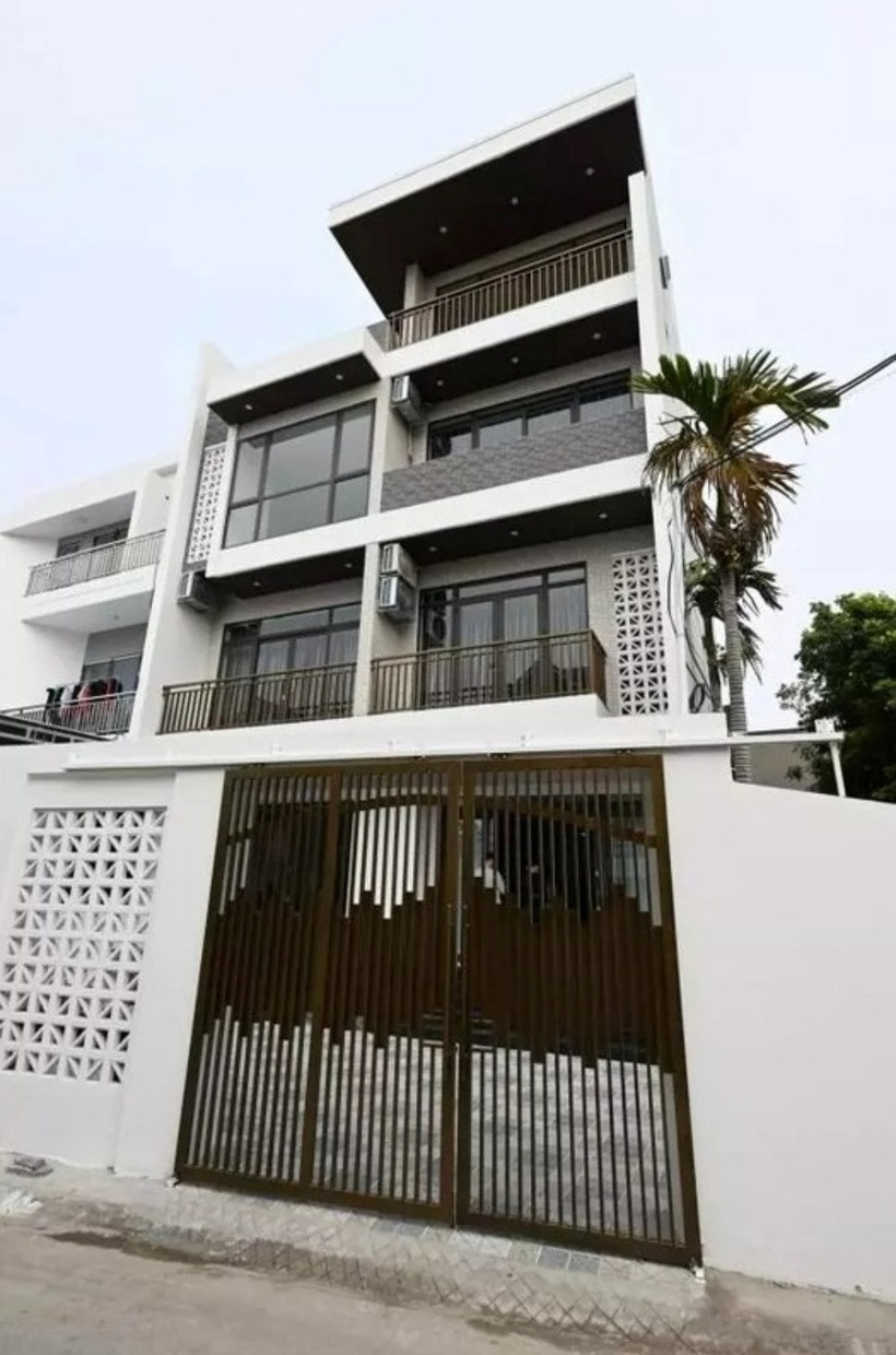 Trung vệ Trần Đình Trọng từng thu hút sự chú ý khi hé lộ căn nhà 4 tầng khang trang dành tặng bố mẹ. Cơ ngơi này nằm ở xã Đa Tốn (huyện Gia Lâm, Hà Nội), được xây theo phong cách kiến trúc hiện đại.