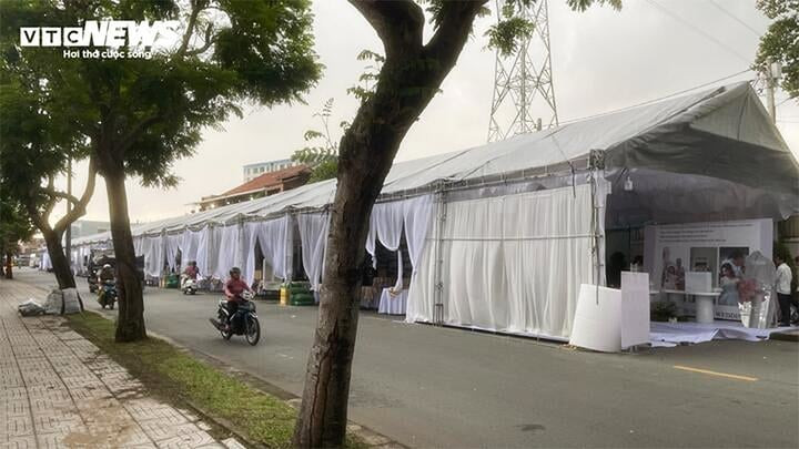 Rạp đám cưới dài hơn 100m, chiếm hết nửa mặt đường lưu thông hai chiều ở TP.HCM.