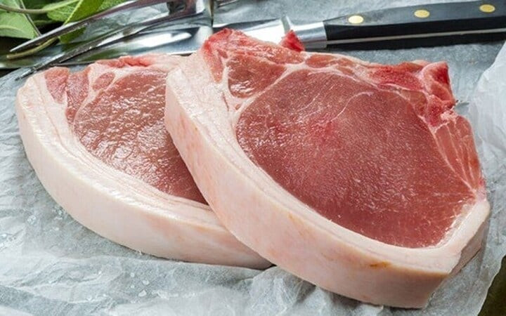 Có hiều dấu hiệu giúp nhận biết thịt lợn tăng trọng. (Ảnh: Kitchn)