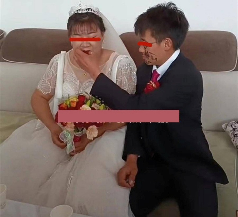 Chú rể luôn đi kè kè bên cạnh cô dâu, còn bóc kẹo và đưa nước cho cô. Ảnh: Sohu.
