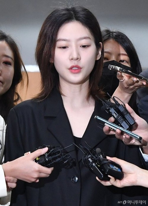 Showbiz Hàn Quốc độc hại và khắc nghiệt, họ đang vùi dập Kim So Hyun như cách họ làm với Kim Sa Ron, Lee Sun Kyun ảnh 6