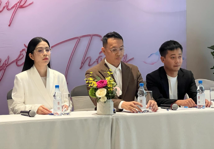 Hằng Du Mục, Quang Linh Vlogs và đại diện CER Group tại buổi chia sẻ chiều 14/3.