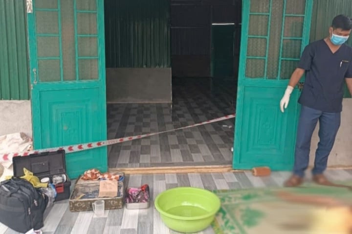 Cơ quan chức năng đang khám nghiệm hiện trường (Ảnh: N.T)