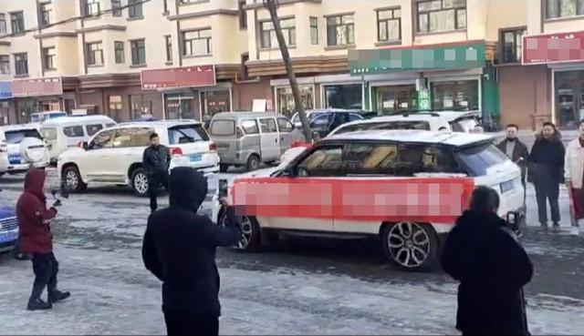 Treo dòng chữ bên hông xe, chủ nhân bất ngờ được nhà sản xuất đề nghị: Chi 3,5 tỷ để mua lại- Ảnh 1.