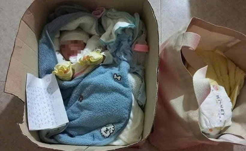 Bé trai bị bỏ rơi trong thùng carton. (Ảnh: Sức khỏe & Đời sống)