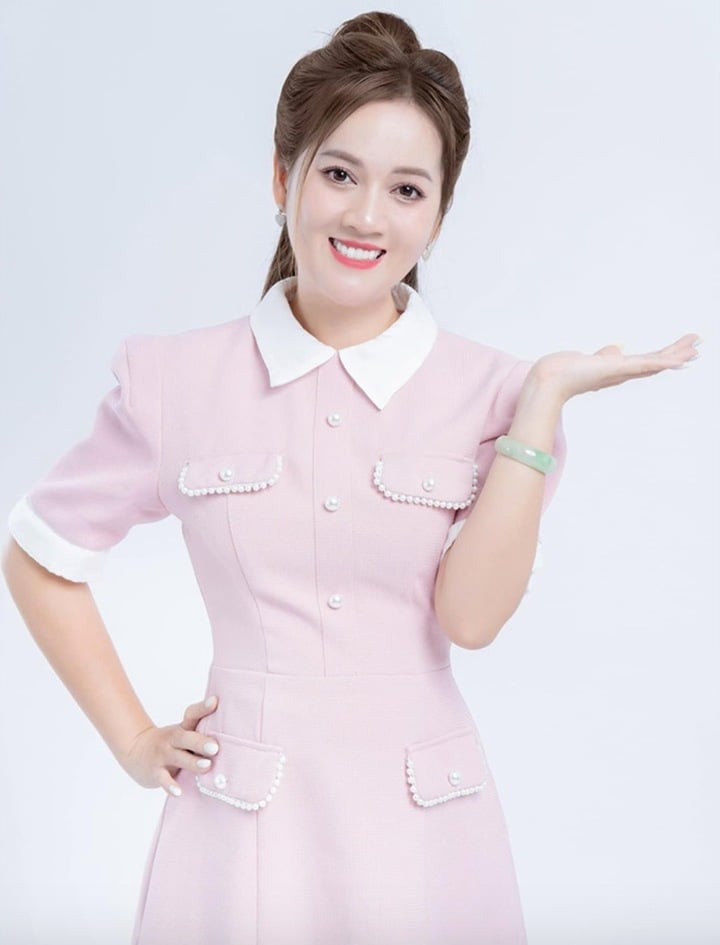 Con gái Vũ Linh ngày càng xinh đẹp, rạng rỡ.