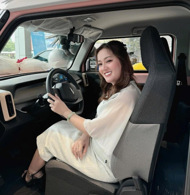 Hồng Loan tậu xe hơi mới.