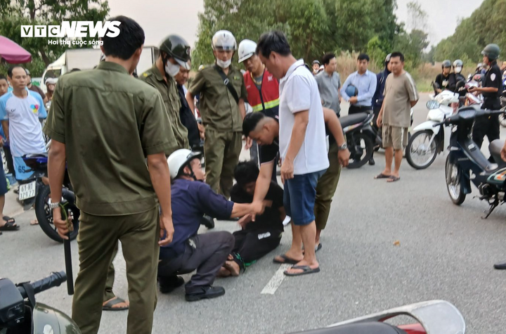 Nguyễn Văn Sơn bị lực lượng chức năng khống chế.