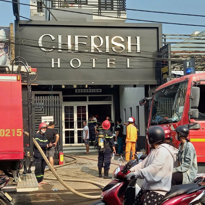Cảnh sát tiếp cận hiện trường đám cháy.