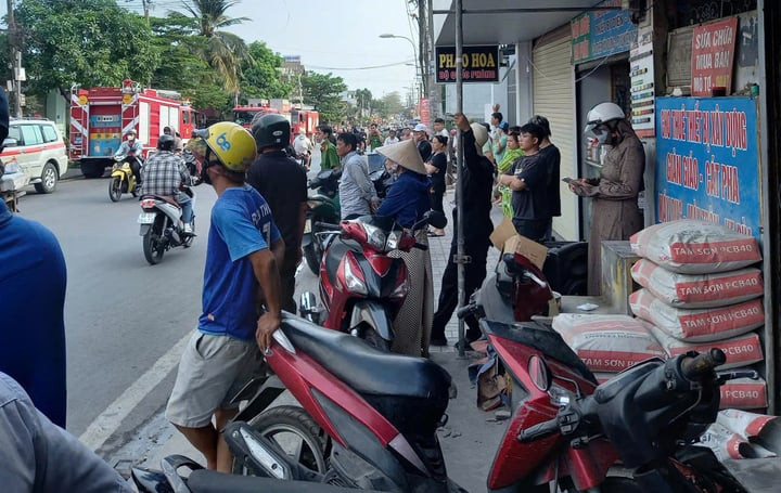 Nhiều xe chữa cháy cùng cán bộ chiến sĩ được điều động tới hiện trường.