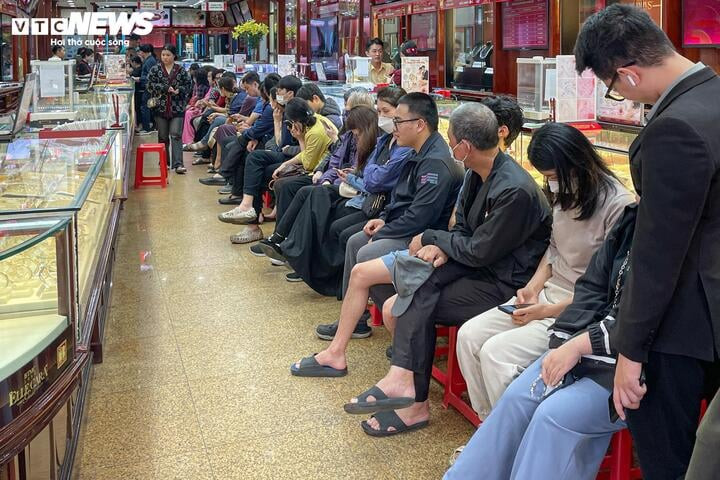 Chỉ được mua tối đa 2 chỉ vàng, người dân vẫn xếp hàng chờ xuyên trưa - 2