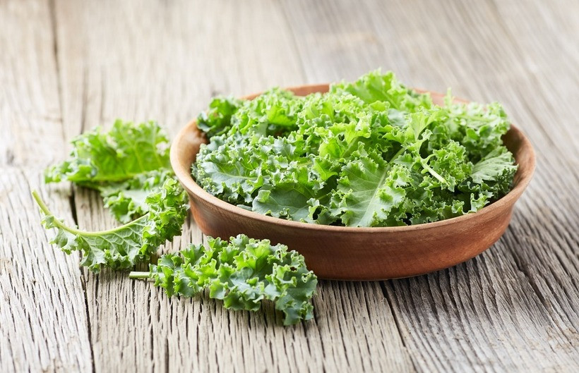 Cải xoăn&nbsp;đem lại&nbsp;lợi ích của rau có màu xanh đậm nhưng hàm lượng oxalate rất thấp.