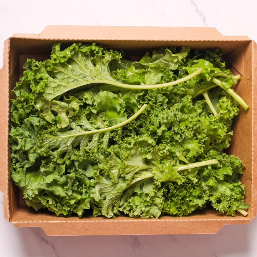 Nồng độ vitamin A cao có trong cải xoăn giúp cải thiện, duy trì sức khỏe của mắt và da.