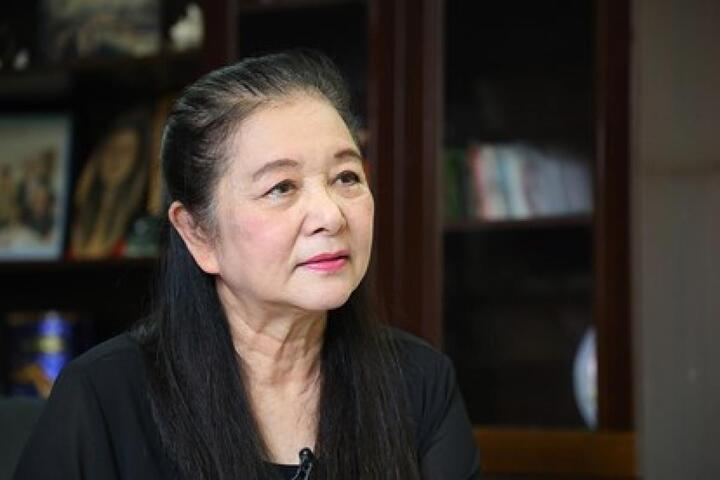 “Ni cô” đẹp nhất màn ảnh Việt: Tuổi 74 “ăn theo kẻng, ngủ theo giờ”, vẫn giữ nét thanh lịch - Ảnh 3.