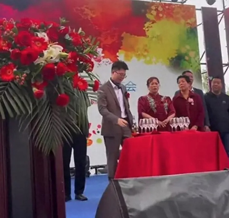 Chú rể mới 29 tuổi, vẻ bề ngoài cao ráo, đẹp trai, trong khi đó cô dâu đã bước sang tuổi 51. Ảnh: Sohu.