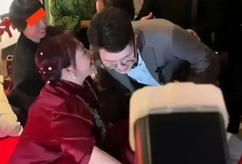 Chú rể cười tươi trong bộ vest lịch lãm, còn cô dâu cũng không kém phần hạnh phúc. Ảnh: Sohu.