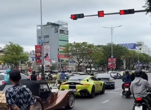 dan sieu xe vuot den do tai Da nang co dau hieu cua toi gay roi trat tu cong cong hinh anh 1