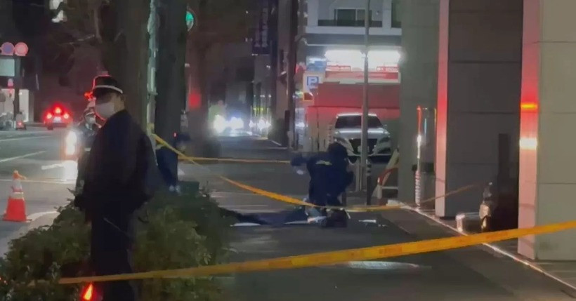 Bé trai 4 tuổi tử vong vì rơi từ cửa sổ khách sạn tầng 3 xuống đất tử vong. Ảnh: Must Share News