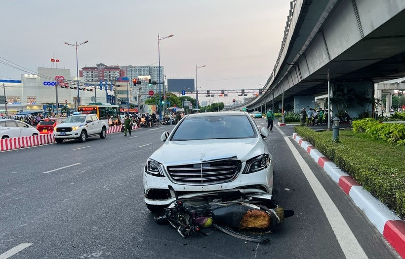 Một xe máy bị ô tô kéo lê trên đường. (Ảnh: Dân trí)