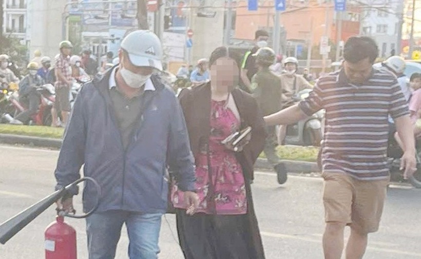 Bà N. rời khỏi xe sau tai nạn. (Ảnh: Công an)
