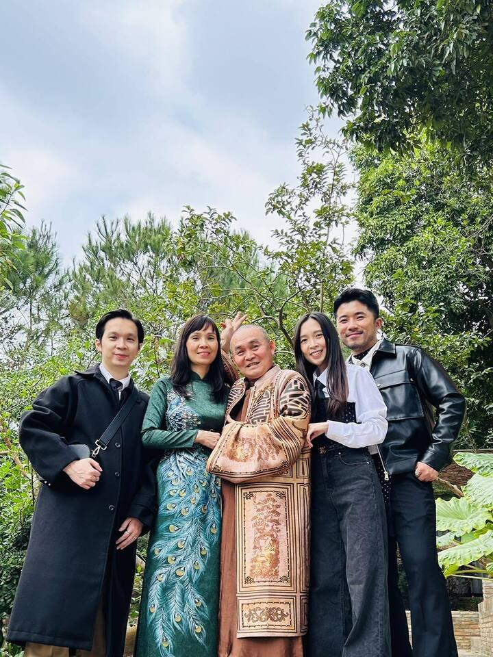 Sau 2 năm chinh phục, ''vua hài'' kết hôn với bà xã vào năm 1995 và có hai người con, một trai và một gái. Sau khi kết hôn, bà xã Nguyễn Phương Lan đã quyết định lui về hậu phương, toàn tâm toàn ý chăm sóc gia đình và ủng hộ sự nghiệp của chồng.