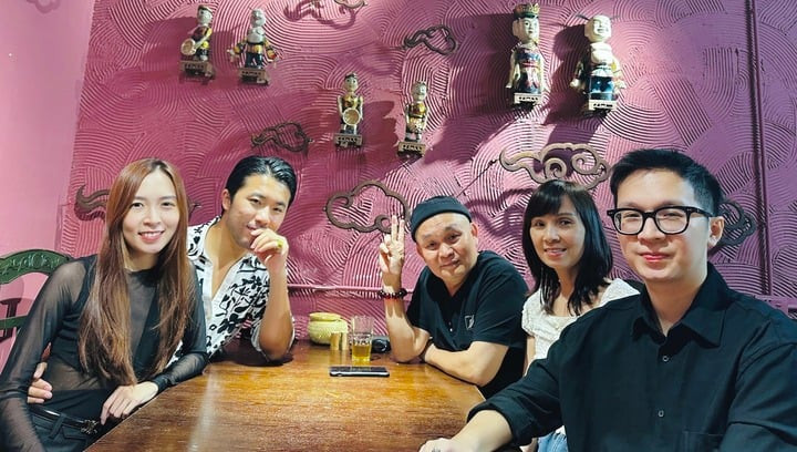 Nghệ sĩ Xuân Hinh tự hào dù thường xuyên đi diễn, đóng cặp với nhiều bạn diễn nữ xinh đẹp và có đông đảo người hâm mộ, bà xã chưa bao giờ ghen tuông. Bà Phương Lan có một cách rất đặc biệt để giữ gìn hòa khí trong gia đình. Bà kể, nếu có