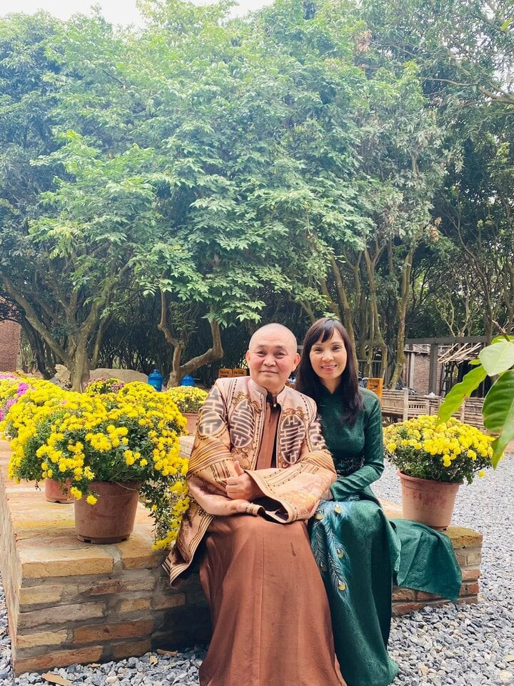 Rồi, người bạn chơi cùng giới thiệu: