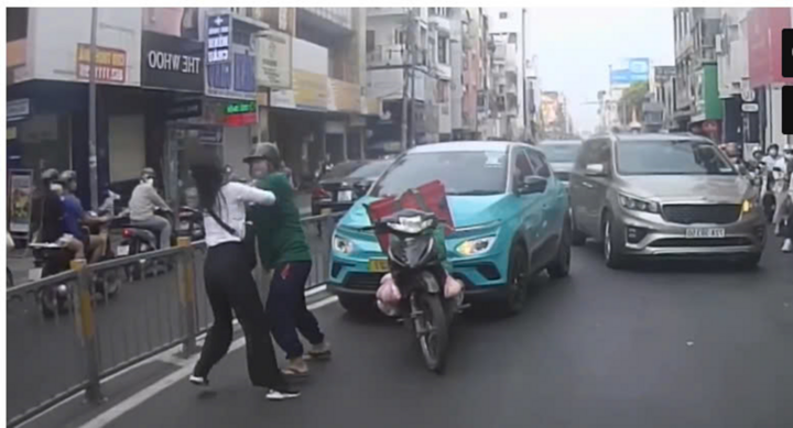 Công an đã mời 2 người xô xát giữa đường làm việc. (Ảnh cắt từ clip).