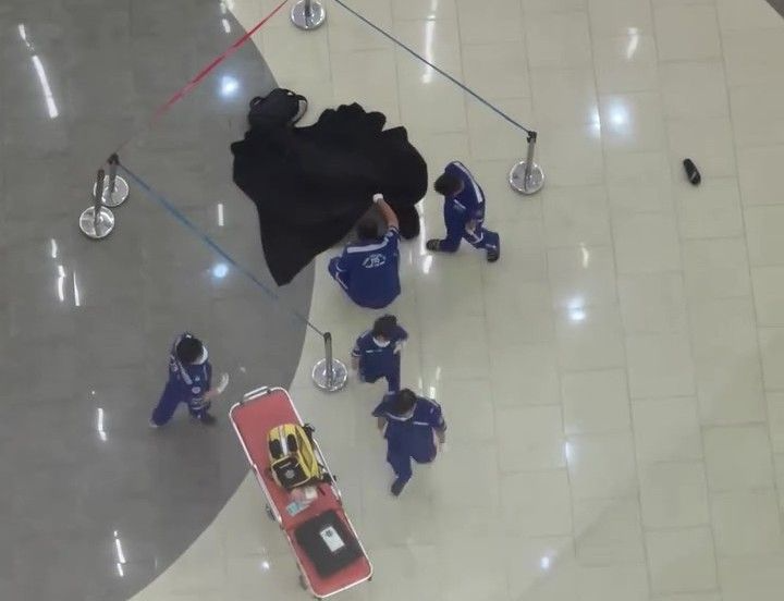 Hiện trường vụ một thiếu niên rơi lầu tại trung tâm thương mại ở TPHCM. Ảnh: Lao Động