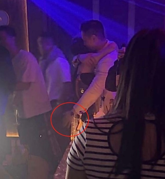 Chồng Hồ Hạnh Nhi ôm ấp nhiều phụ nữ ảnh 1