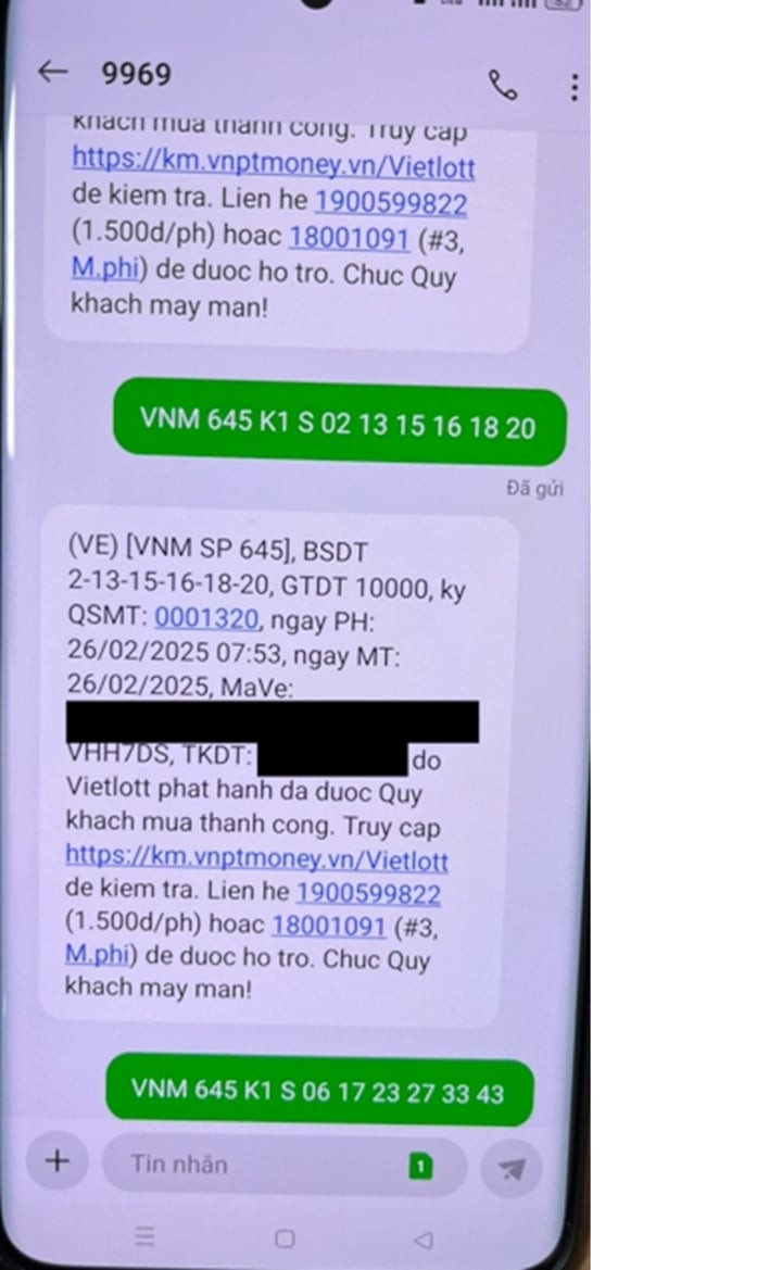 Ông M. mua dãy số ngày 26/2 vừa qua. (Ảnh: Đại Việt)