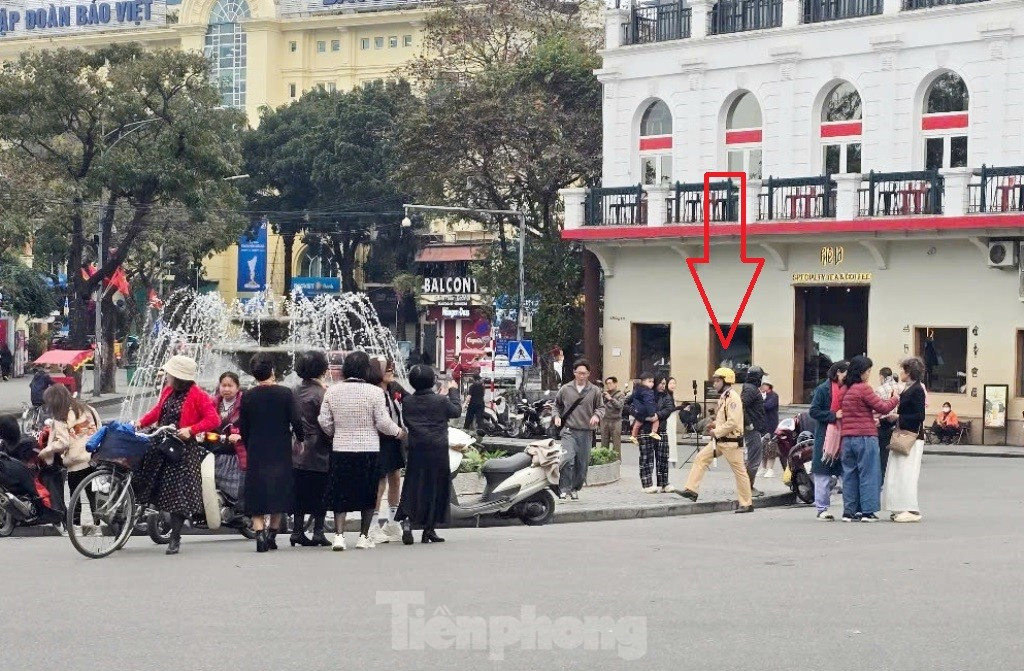 Hàng nghìn người đổ về tòa nhà Hàm cá mập check-in, CSGT phải cắm 'chốt' đảm bảo giao thông ảnh 5