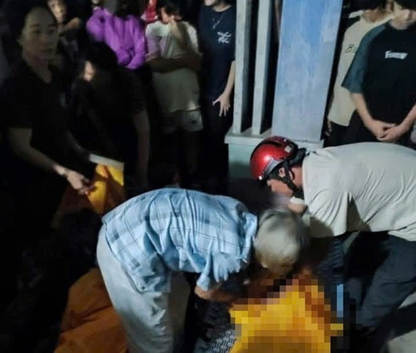 Gia đình lo hậu sự cho nạn nhân. Ảnh: Người lao động