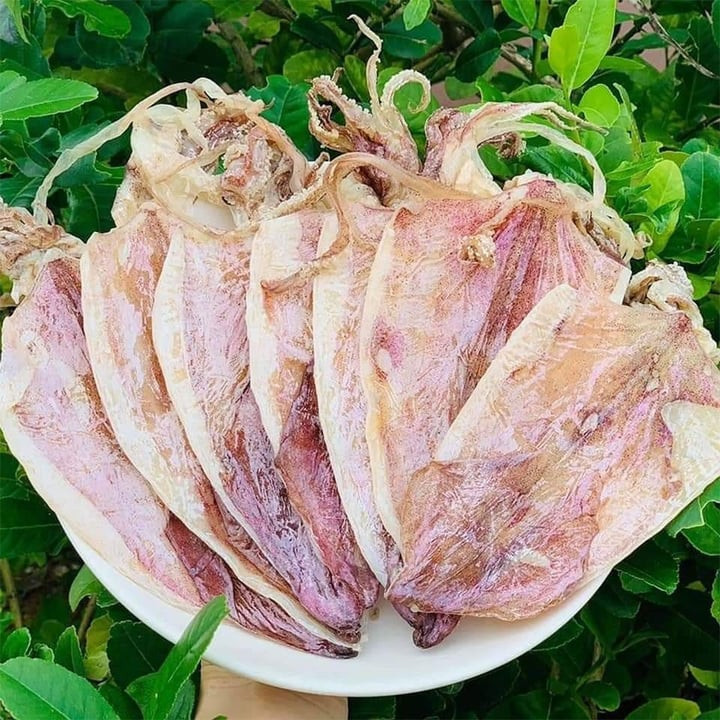 Người tiêu dùng thông thái luôn biết cách chọn mực khô ngon, không tẩm hóa chất. (Ảnh: Vivusea)