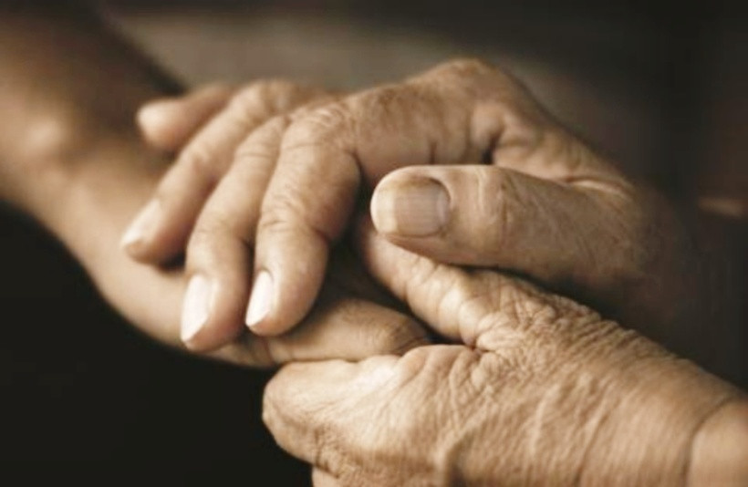 Cặp đôi 90 tuổi quyết định về chung một nhà sau nửa thế kỷ xa cách. Ảnh minh họa.