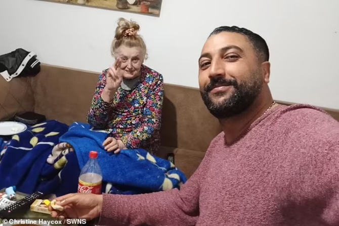 Cặp đôi vẫn hạnh phúc dù chênh lệch nhau 34 tuổi.