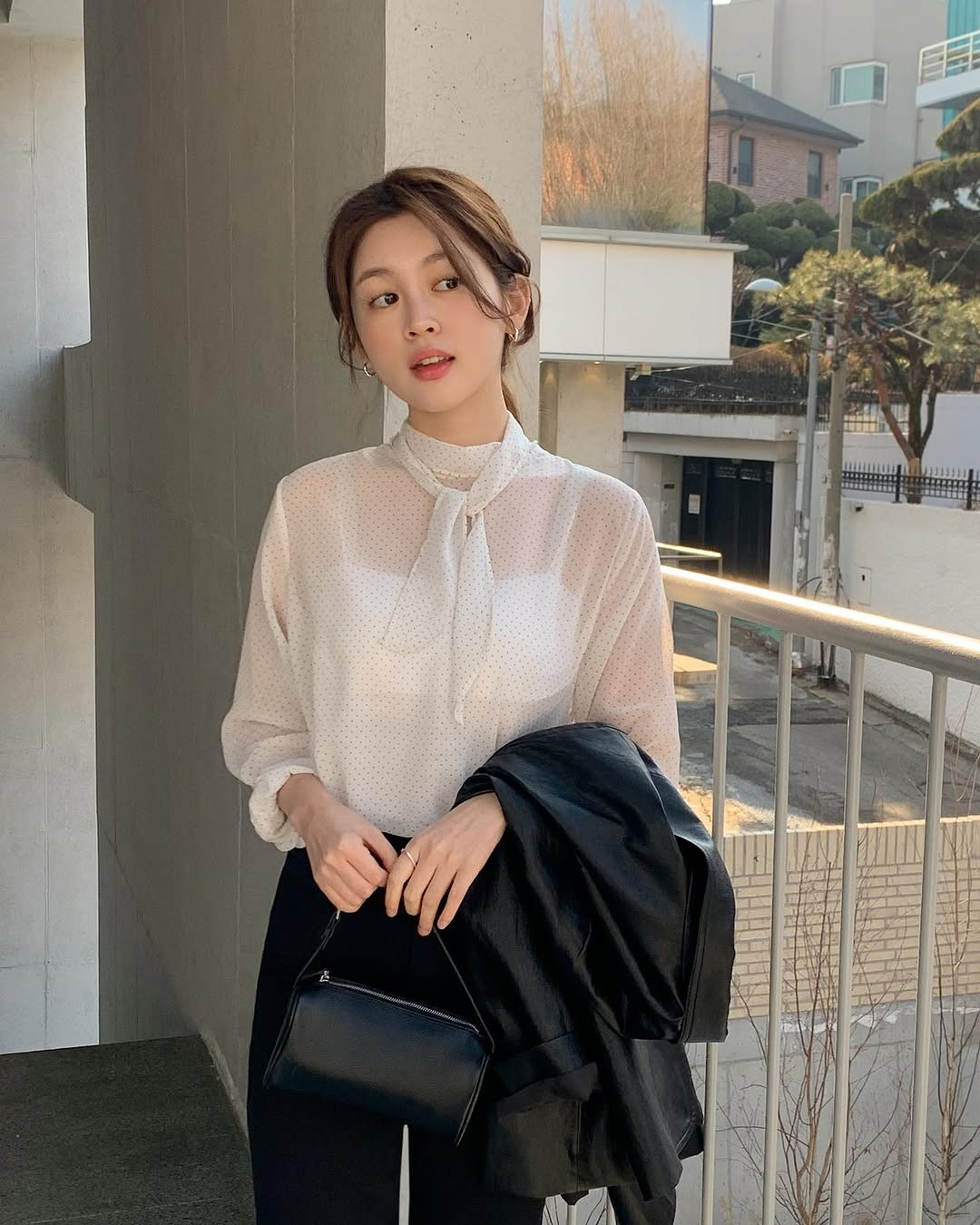 4 tuyệt chiêu giúp trang phục công sở phóng khoáng và thời thượng hơn- Ảnh 4.