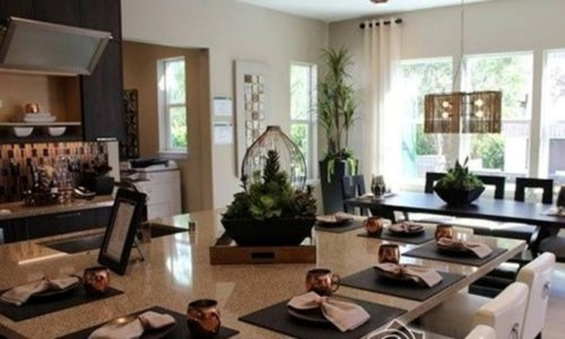 Không gian bếp cũng ấm cúng, được sắp xếp gọn gàng, ngăn nắp.