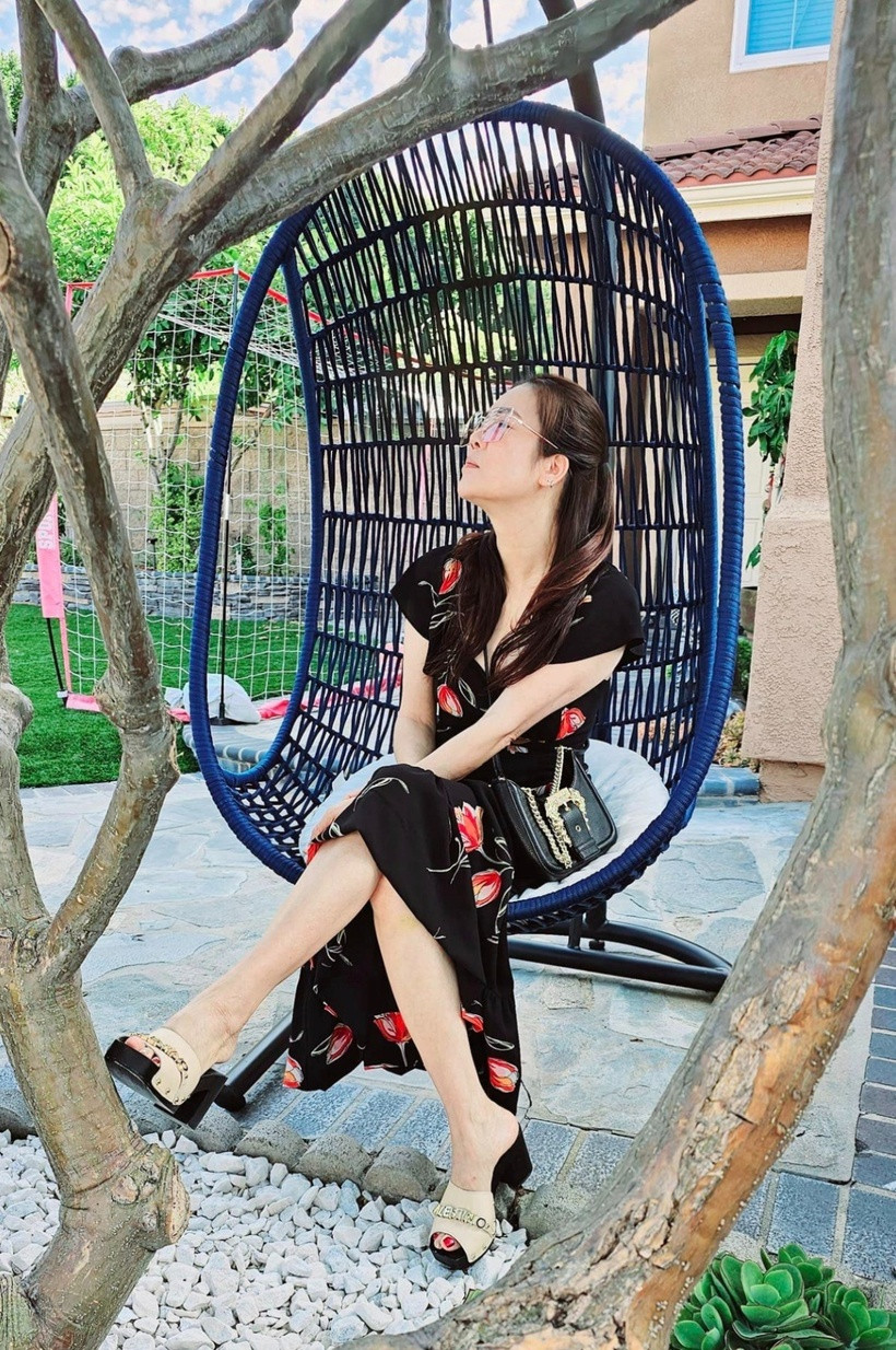 Chiếc xích đu nằm ở một góc sân vườn là khu vực yêu thích của Thu Phương trong nhà. Nữ ca sĩ thường ngồi ở đây để thư giãn, hít thở không khí trong lành.