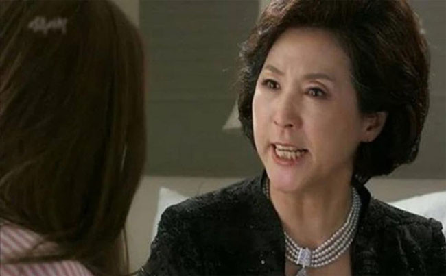 Bị mẹ chồng bắt quả tang ngoại tình tưởng bà làm lớn chuyện ai ngờ hành động sau đó khiến tôi rối bời hơn