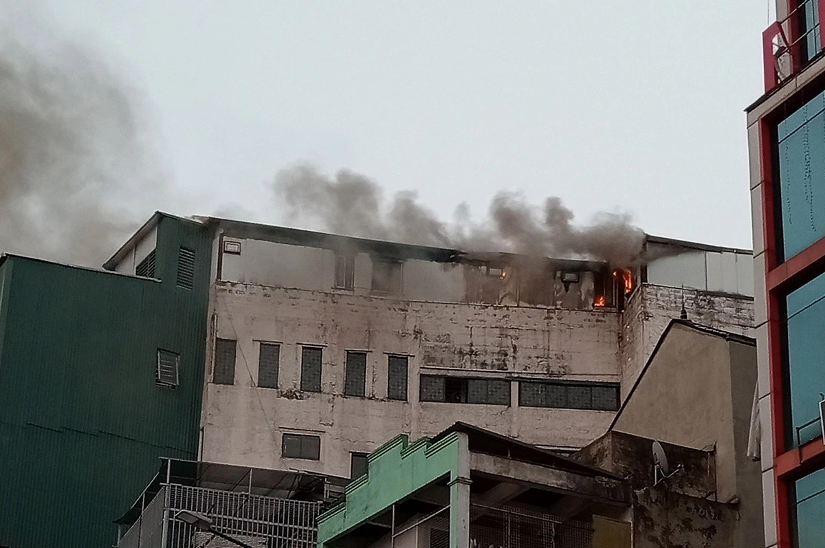 chay ngun ngut tren tang tum ngoi nha o pho bach mai, ha noi hinh anh 1